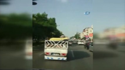 Kamyonet Üzerindeki Yatakta Uzanarak Yolculuk Yaptı