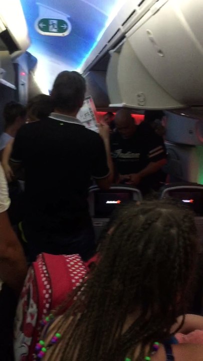 Jetstar Airlines Hold Passengers