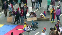 Oposición bloquea calles en Venezuela en plantón contra Maduro