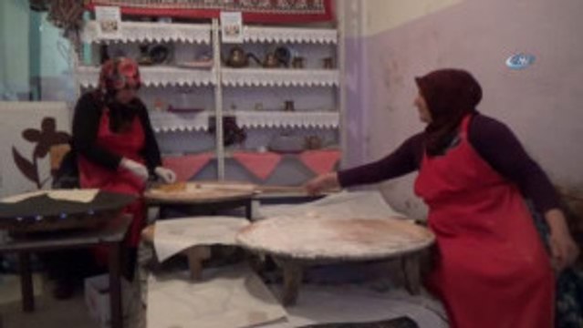 Emekçi Anneler Gözleme Yaparak Ev Bütçesine Katkı Sağlıyorlar