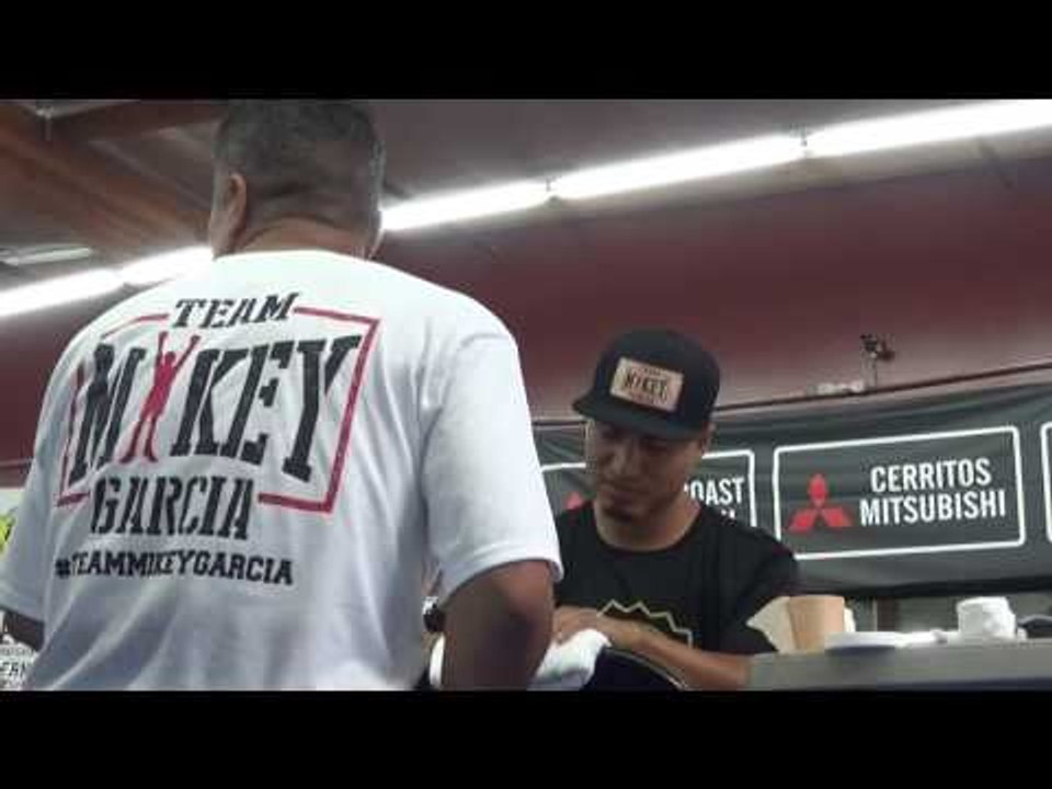mexican singer walk mikey into fan day - EsNews Boxing