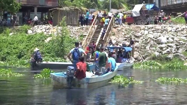 En lancha viajan pobladores de mas de 50 comunidades