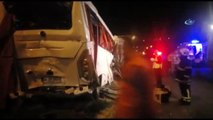 Servis Midibüsü İki Tırın Arasında Kaldı: 8 Yaralı