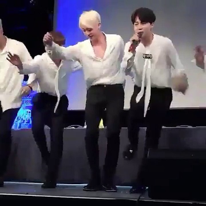 [FANCAM] BTS FANMEETING JIN CUTE FAIL TRYING TO DANCE LIKE JUNGKOOK AND JIMIN
