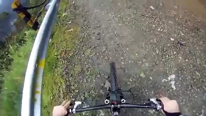 Người đàn ông quay video ghi lại cảnh lao xuống vực