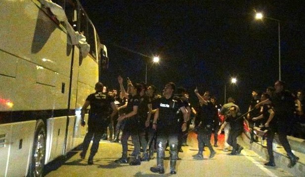 Bursa'da, Beşiktaş taraftarlarına taşlı saldırı, çevik kuvvet müdahale etti