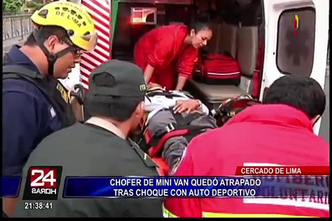 Conductor de minivan quedó atrapado tras choque con auto deportivo
