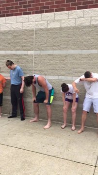 Des ados acceptent de se faire asperger le visage avec une bombe au poivre