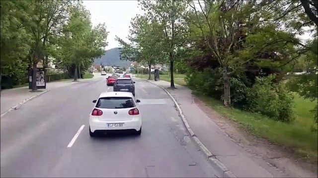 Il tire sa voiture en panne avec son vélo... Costauds les lituaniens!