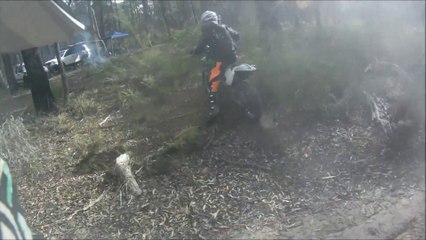 Des motards tombent sur un départ de feu sur un campement et l'éteignent!