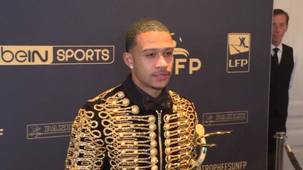 Depay collects award in outrageous outfit