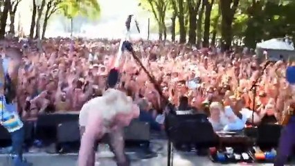 Lady Gaga'yı Crowd Surfing Sayesinde Hoplatmak