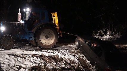Une dépanneuse n'arrive pas à sortir la voiture de la neige