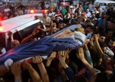 Filistinli Gencin Cesedi Yüzlerce kişi Tarafından Elden Ele Taşındı