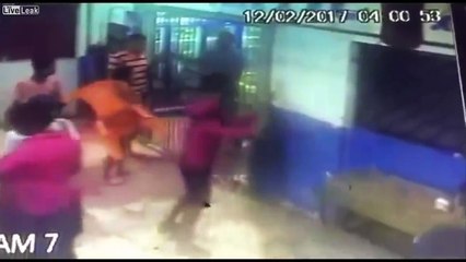 Ce commerçant se défend face aux voyous avec une machette