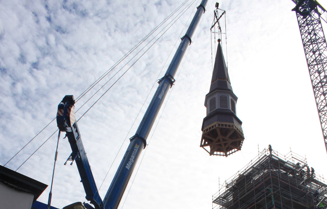 Ciney : la collégiale retrouve son clocher, démoli par la tempête du 14 juillet 2010