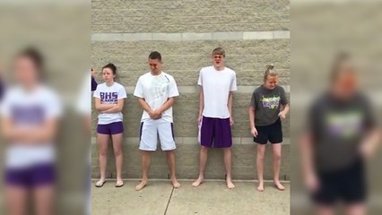 Des étudiants se font asperger de gel au poivre