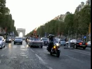 Les DimDim Girls défilent sur les Champs Elysées