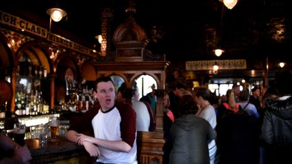 DSC_1252 Belfast Great Victoria St, pub Crown L Saloon 1885 style victorien, ambiance