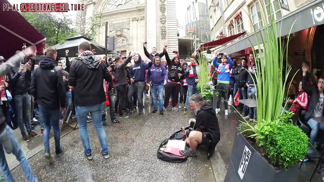 Des supporters de l'Ajax d'Amsterdam très généreux avec un musicien de rue lyonnais