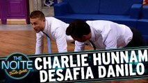 Charlie Hunnam faz desafio de flexões com Danilo Gentili