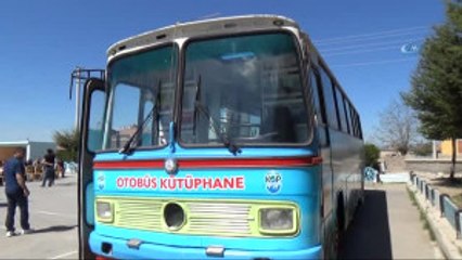 Öğrenciler 'Otobüs Kütüphanede' Kitap Okuyorlar