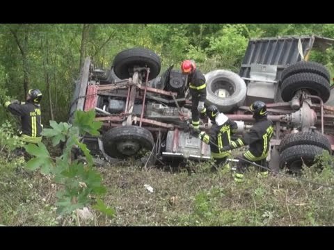 Bologna - Autocarro finisce in una scarpata, illeso il conducente (16.05.17)