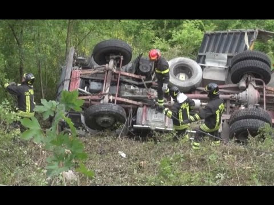 Bologna - Autocarro finisce in una scarpata, illeso il conducente (16.05.17)
