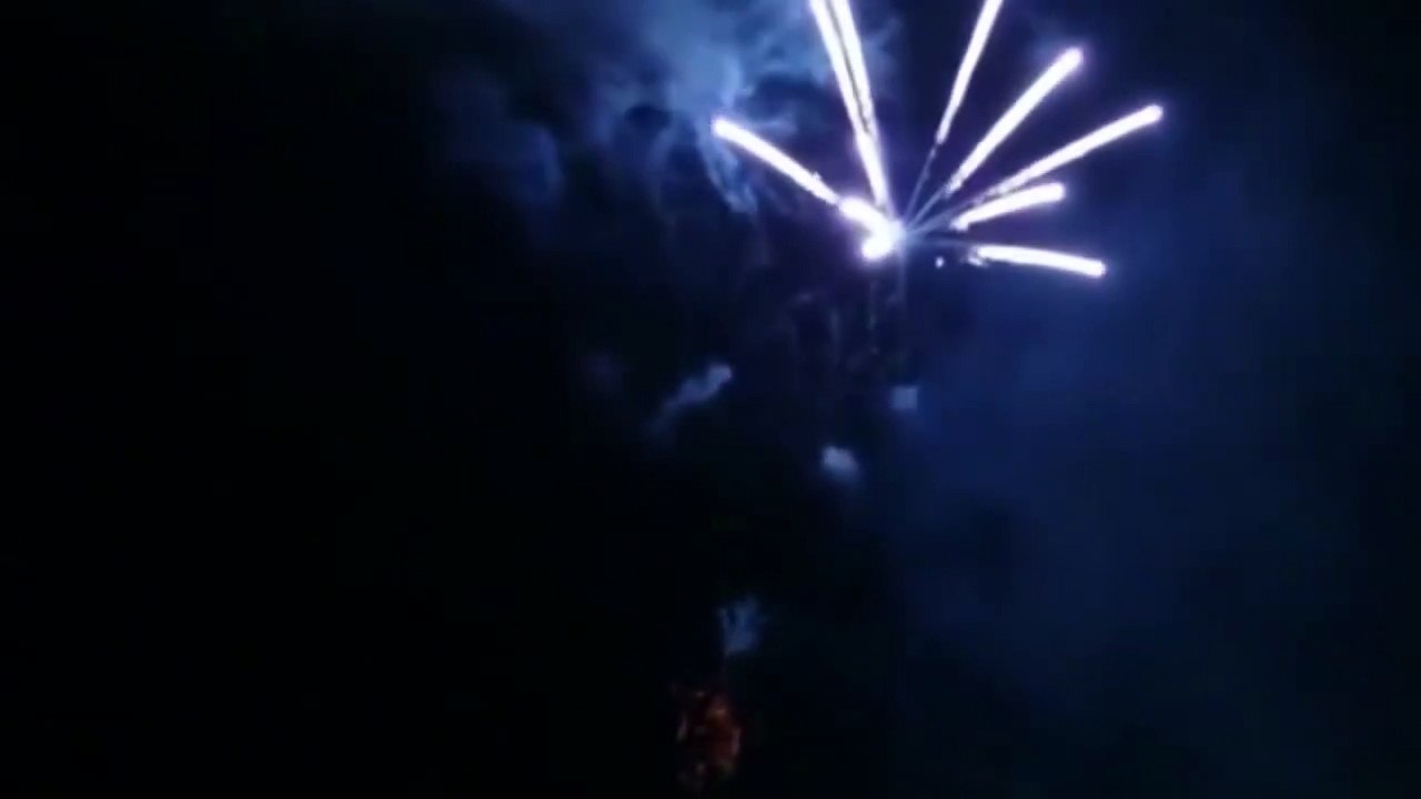 UFO Appears In A Fireworks Event - Ovni aparece en un evento de fuegos artificiales