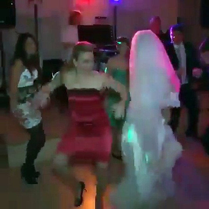 Quand tu entends ta chanson préférée et que l'envie de danser est trop forte...