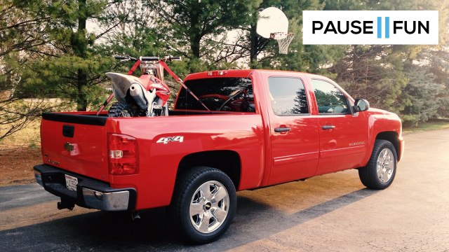 Il tente de charger sa moto dans son pickup mais tout ne se passe pas comme prévu