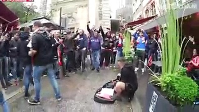 Les supporters de l'Ajax qui donnent tous une pièce à ce musicien de rue