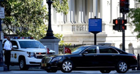 ABD'de FETÖ'cü Teröristler Erdoğan'ın Oteli Önünde Otobüslerle Türkiye Düşmanlığı Yaptı