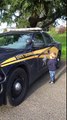 Ce gamin fait une comptine sur une voiture de Police aux USA