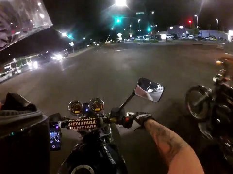 S'exploser en moto à rouler sur une roue.. LE CAKE !!