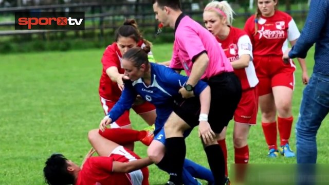 Kadın futbolcu rakibini yumrukladı