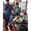Justin compartiendo con los niños en la india llevando alegria y mucho amor