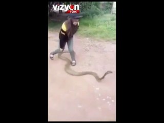 Kobrayı Eline Alan Kız