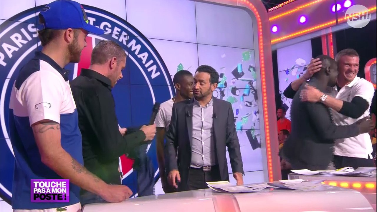 Cyril Hanouna – TPMP : les joueurs du PSG lui offrent un maillot dédicacé