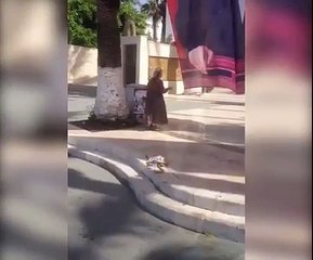 Yaşlı kadın Atatürk posterini defalarca öptü