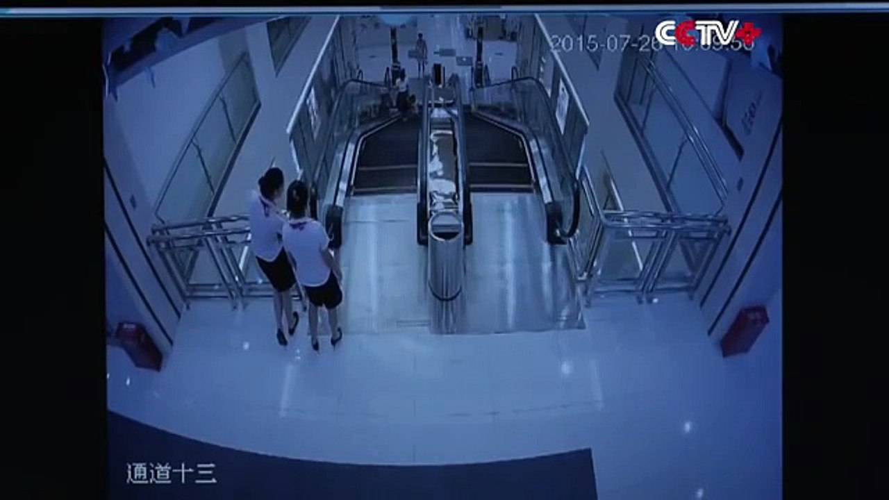Mulher chinesa e engolida pela escada rolante