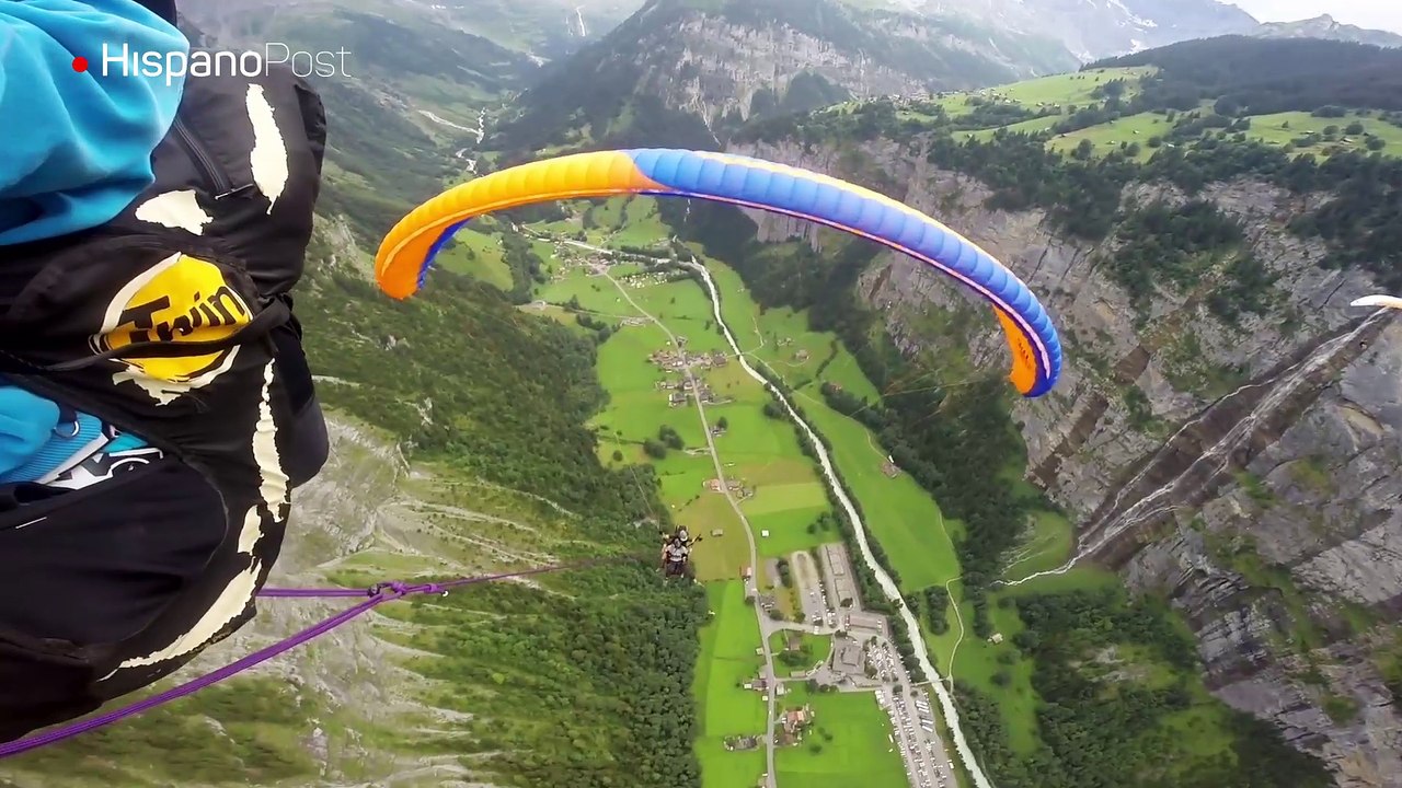 Suizo loco decidió columpiarse desde un parapente sobre los Alpes
