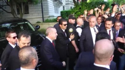 Cumhurbaşkanı Erdoğan, Türkiye'nin Washington Büyükelçiliği Rezidansı Önünde Vatandaşları Selamladı