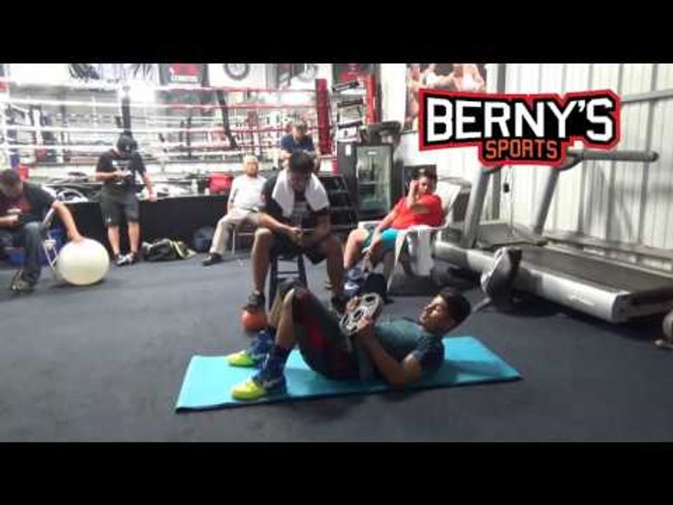 mikey garcia working on his six pac with pita garcia - EsNews Boxing