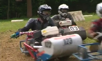 Warga Inggris Adu Balap Gunakan Mesin Pemotong Rumput