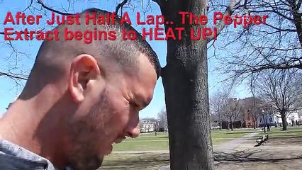 Sevgilisinin Tangasına Acı Biber Sosu Süren Adam