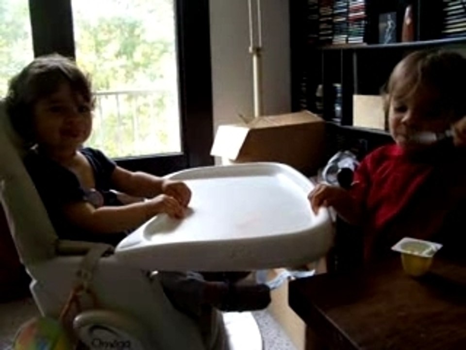 100_0293 tom fait manger lola