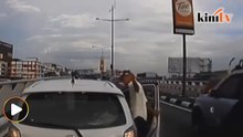 Lelaki bertopi berhenti kereta, tunjuk jari tengah di Jalan Lok Yew