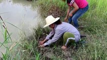 Amazing Fishing -  combodian beautiful girl  catch fish (1)