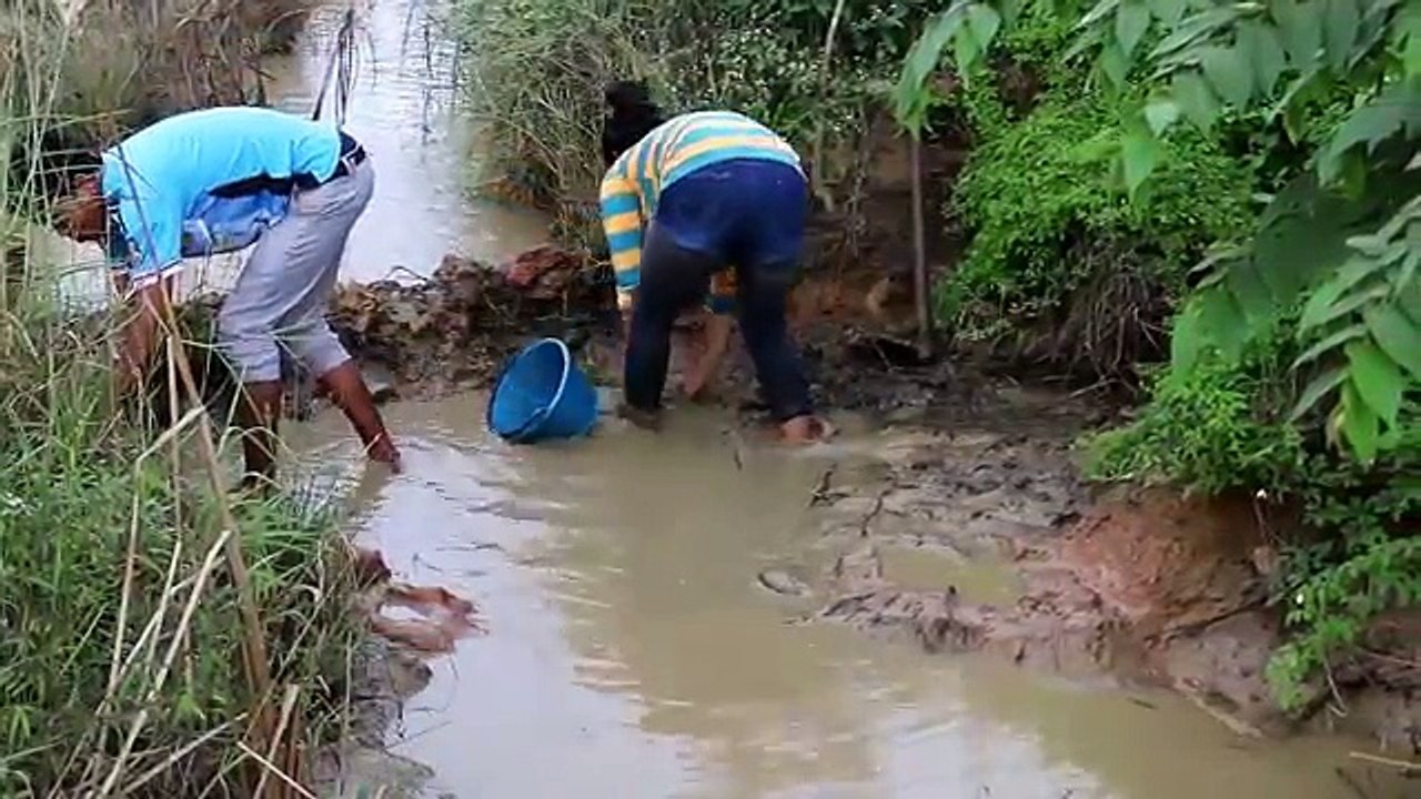 Amazing Fishing -  combodian beautiful girl  catch fish (4)
